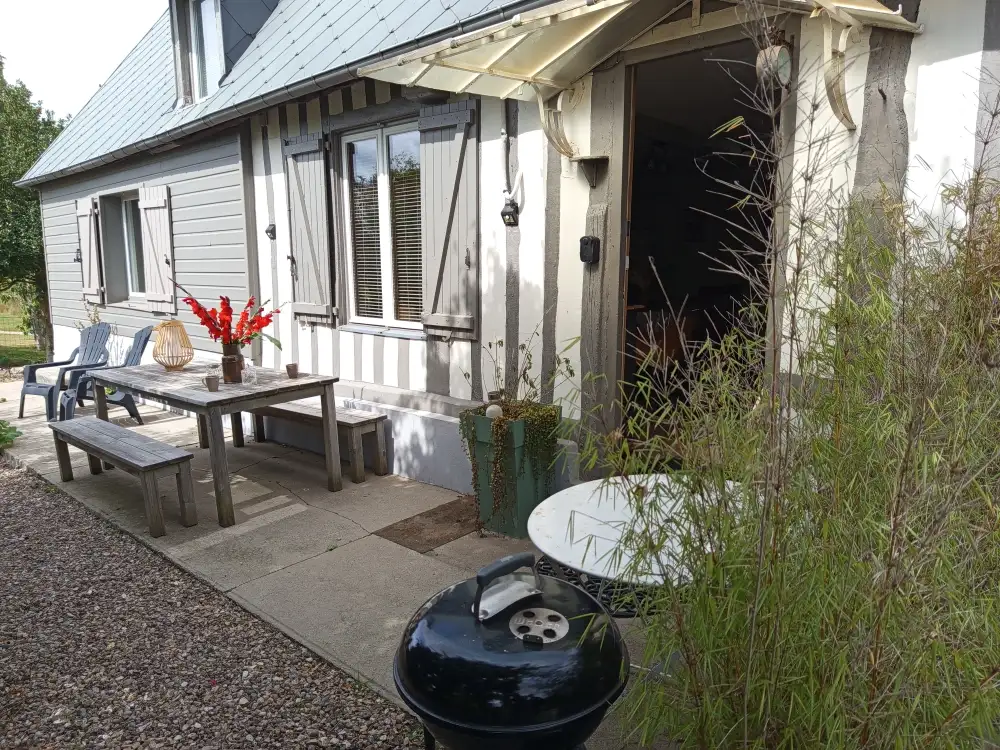 La terrasse du gîte avec son barbecue